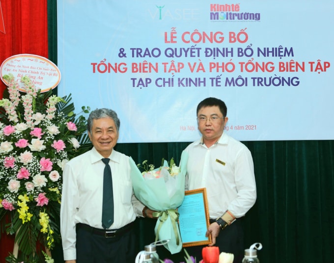 PGS.TS Trương Mạnh Tiến, Ủy viên Đoàn Chủ tịch VUSTA, Chủ tịch TW Hội Kinh tế Môi trường Việt Nam trao quyết định bổ nhiệm Phó Tổng Biên tập đối với Nhà báo Nguyễn Tường Quân.