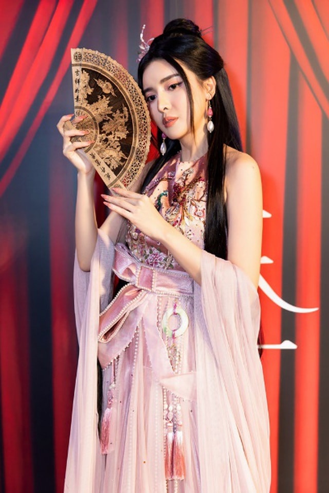 Hình ảnh Cao Thái Hà trong buổi họp báo.