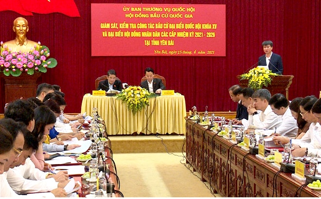 Phó Bí thư Tỉnh ủy, Chủ tịch UBND tỉnh, Chủ tịch Ủy ban Bầu cử Nguyễn Huy Tuấn báo cáo với đoàn giám sát, kiểm tra về công tác chuẩn bị bầu cử của tỉnh Yên Bái.