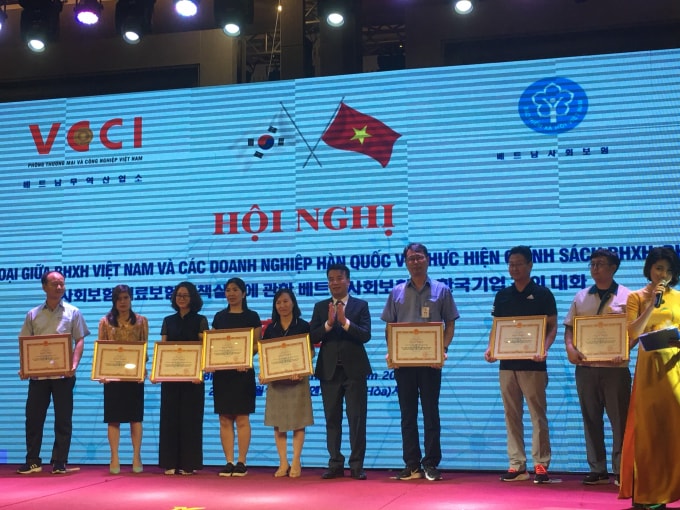 Trao tặng bằng khen của BHXH Việt Nam cho các DN Hàn Quốc