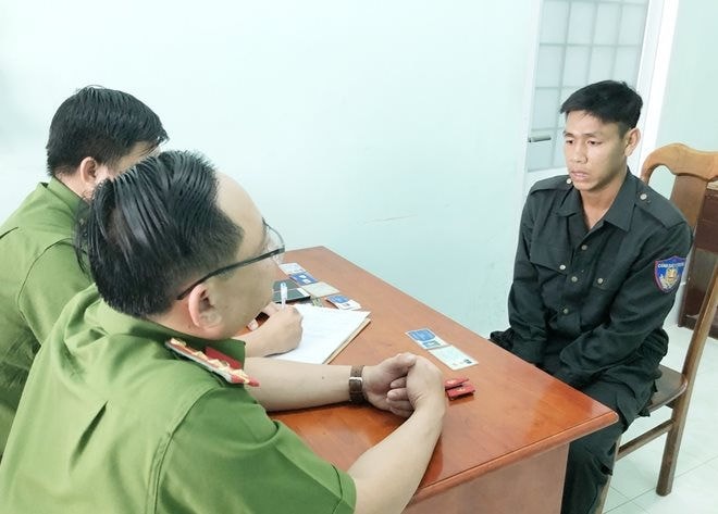 Đối tượng Nguyễn Chí Linh tại cơ quan Công an. (Ảnh: Hoàng Giang)