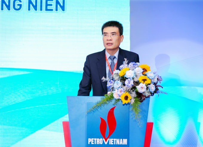 TGĐ PV GAS Dương Mạnh Sơn báo cáo Đại hội về kết quả hoạt động năm 2020, kế hoạch sản xuất kinh doanh và phân phối lợi nhuận năm 2021.