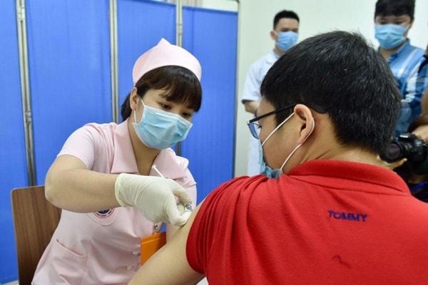 Trong ngày 15/4, cả nước có thêm 1.820 người được tiêm chủng vaccine phòng COVID-19