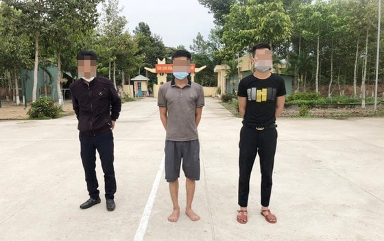 3 đối tượng chuẩn bị vượt biên trái phép bị cơ quan chức năng bắt giữ. Ảnh: sggp.vn