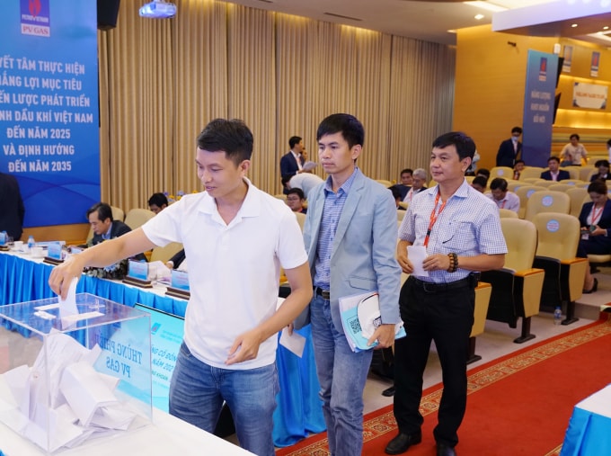 Các cổ đông thực hiện quyền bầu cử tại Đại hội.