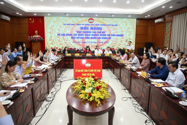 Đại biểu biểu quyết tại Hội nghị