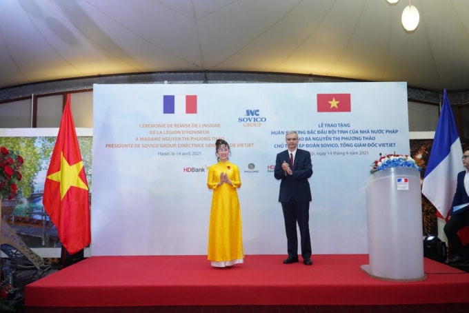 Đại sứ Pháp Nicolas Warnery trao Huân chương Bắc đẩu bội tinh cho bà Nguyễn Thị Phương Thảo.