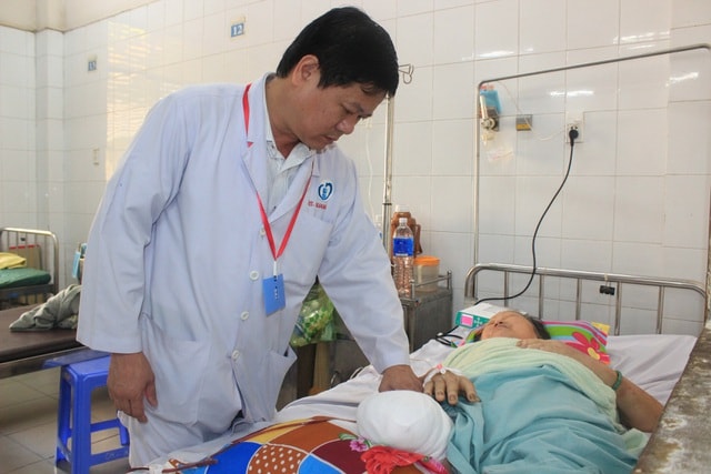Bà L. bị nhiễm trùng nặng phải bị cắt cụt đùi chân phải. Ảnh: tuoitre.vn