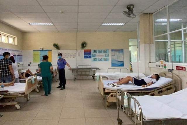 Các học sinh được đưa đến Trung tâm y tế Hòa Vang cấp cứu, điều trị. Ảnh: dantri.com.vn