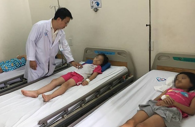 Các học sinh nhập viện có triệu chứng chung là đau bụng, buồn nôn. Ảnh: dantri.com.vn