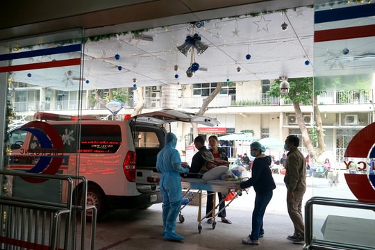 Cấp cứu bệnh nhân tại Bệnh viện Bạch Mai. Ảnh minh họa. Nguồn: LĐ