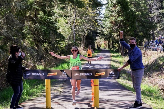 Des Linden hoàn thành cự ly 50km chỉ chưa đầy 3 giờ đồng hồ, phá kỷ lục thế giới do VĐV người Anh nắm giữ. Ảnh: internet