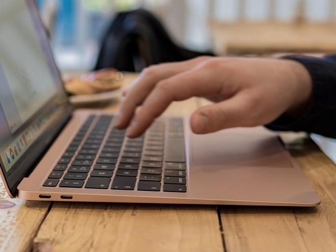 Apple không liên hệ với khách hàng thông qua cửa sổ trình duyệt. Khi nhận được những dạng tin nhắn thế này, bạn hãy tắt đi. Ảnh: TL