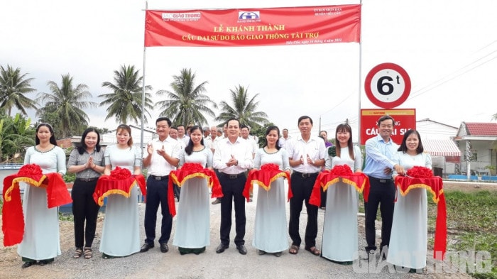 Các đại biểu cắt băng khánh thành cầu Đại Sư. Ảnh: Báo giao thông