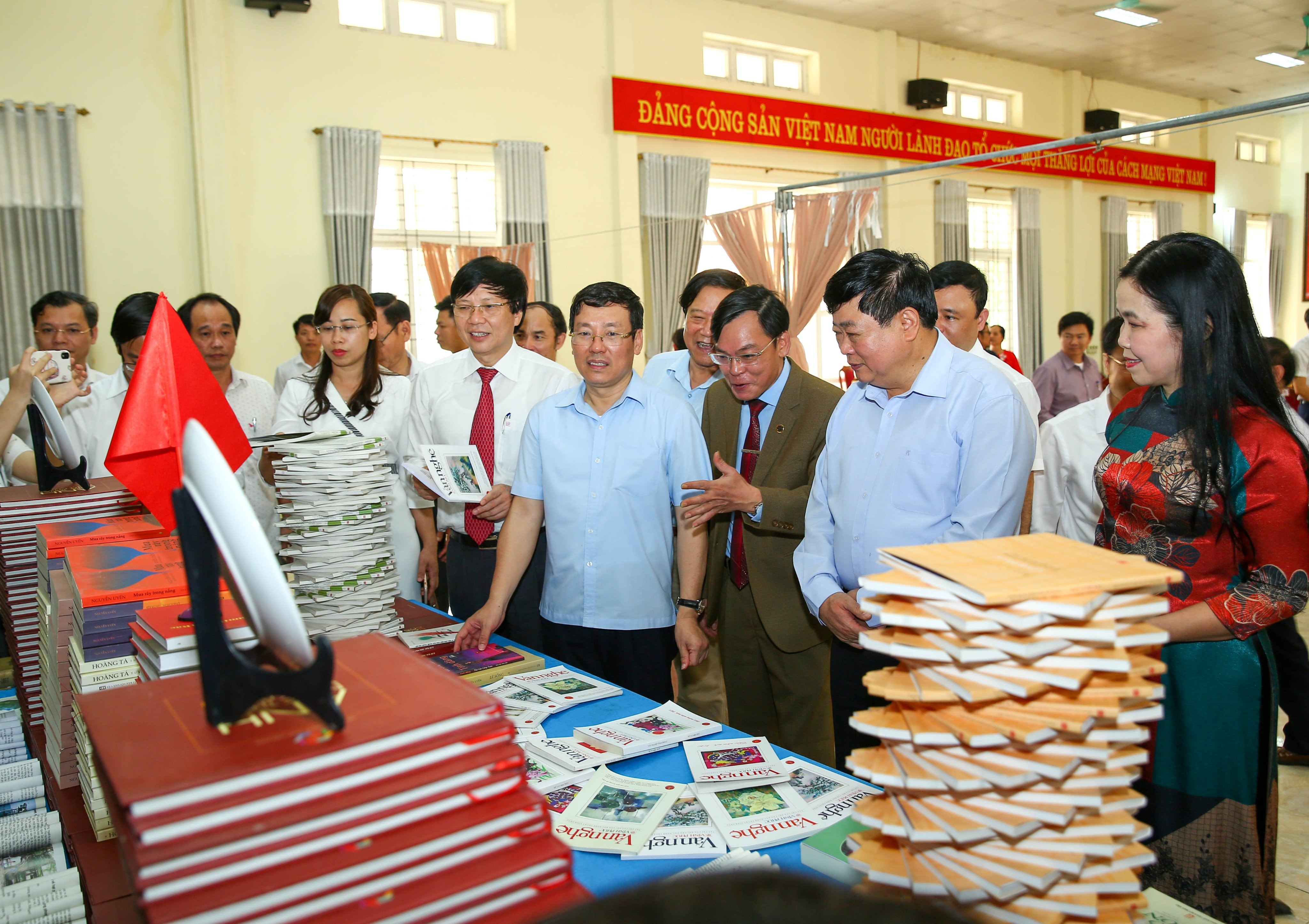 Các đại biểu thăm Tủ sách của Hội VHNT Vĩnh Phúc và Nhà văn, Nhà báo Nguyễn Uyển tặng xã Nghĩa Hưng. Ảnh: Sơn Hải