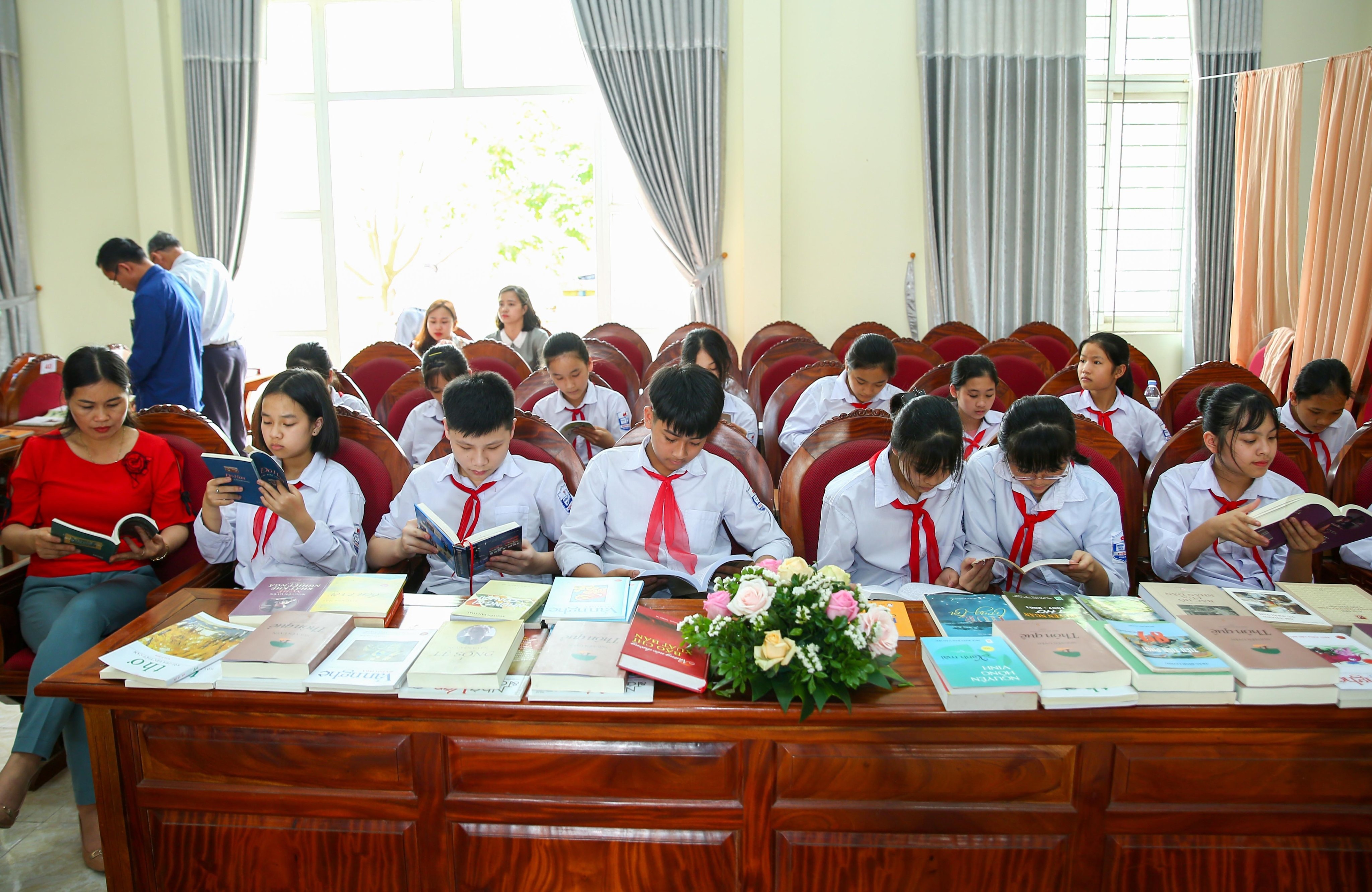 Các em học sinh xã Nghĩa Hưng, huyện Vĩnh Tường đọc sách tại buổi lễ. Ảnh: Sơn Hải