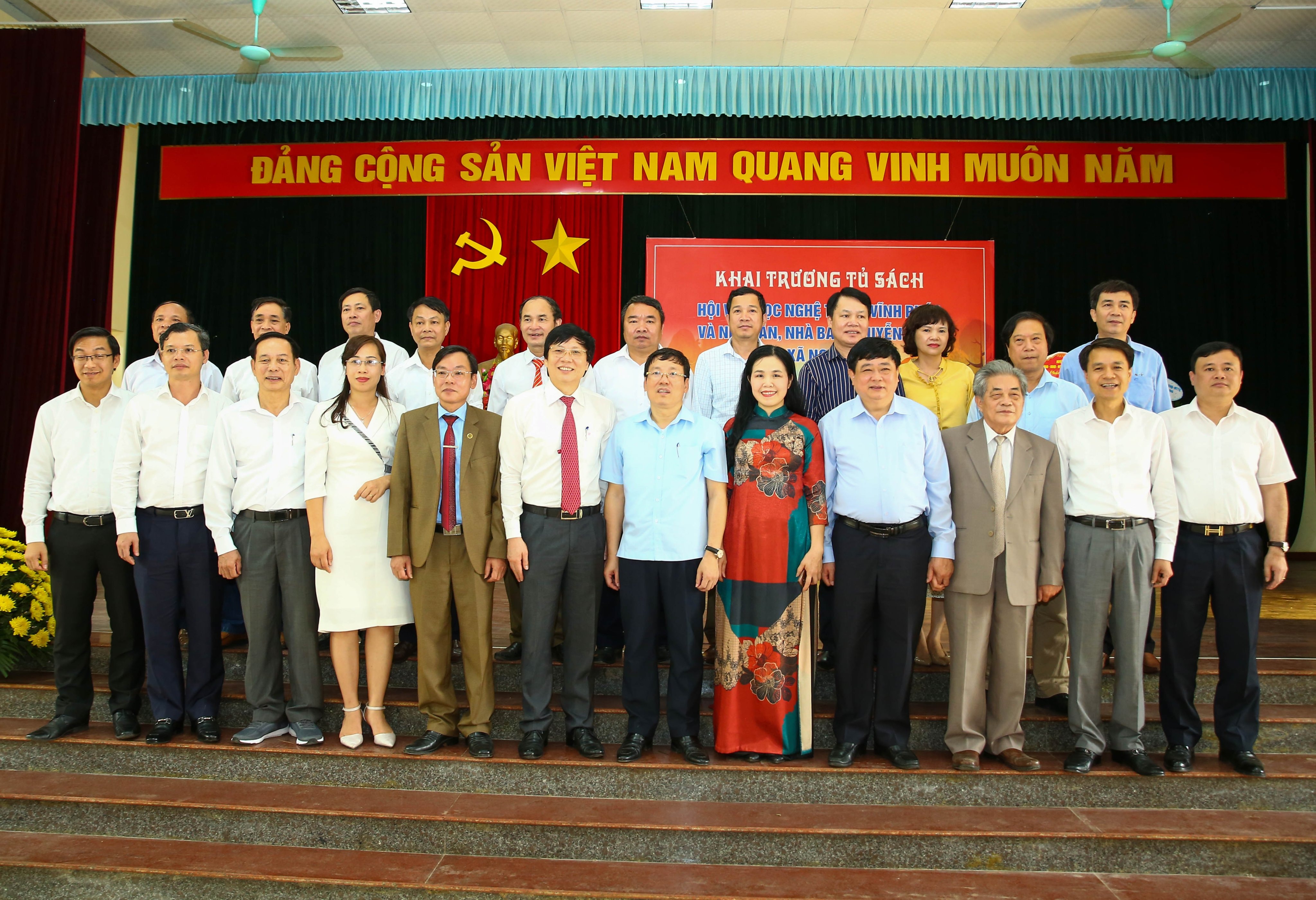 Các đại biểu chụp ảnh lưu niệm trong lễ ra mắt Tủ sách của Hội VHNT Vĩnh Phúc và Nhà văn, Nhà báo Nguyễn Uyển tặng xã Nghĩa Hưng. Ảnh: Sơn Hải