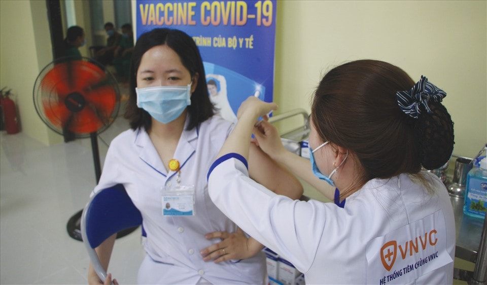 220 cán bộ, chiến sĩ công an ở Đà Nẵng được tiêm vắc xin Covid-19. Ảnh: TL