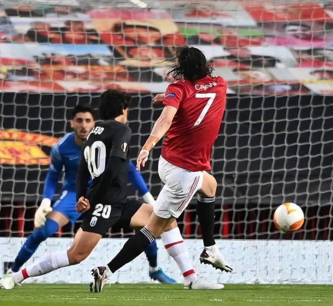 Tình huống dẫn đến bàn thắng của Cavani là lần hiếm hoi MU có pha triển khai tấn công mạch lạc trước hàng thủ đối phương. Ảnh: Getty