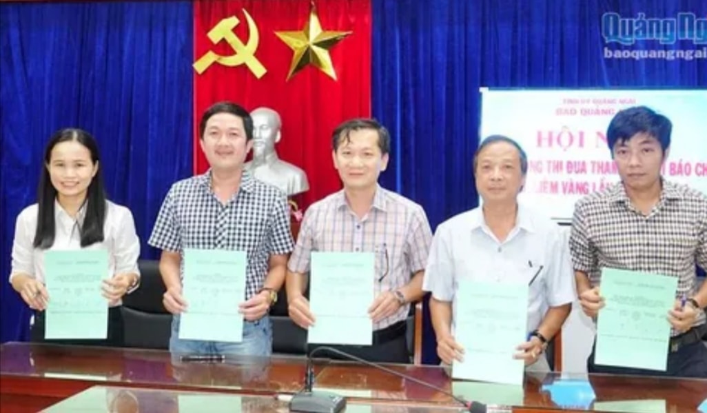 Lãnh đạo các phòng chuyên môn và BBT ký kết cam kết thực hiện hiệu quả kế hoạch thi đua. Ảnh: Báo Quảng Ngãi