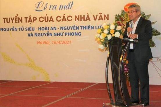 Phó Tổng giám đốc Đỗ Chí Thanh trân trọng cảm ơn sự đóng góp, cống hiến của tác giả Nguyễn Như Phong với sự nghiệp văn học quốc gia và sự phát triển của ngành Dầu khí.