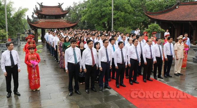 Đoàn đại biểu của tỉnh Phú Thọ có mặt tại Đền Quốc Tổ Lạc Long Quân để dâng hương tưởng niệm.