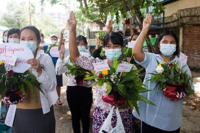 Những người biểu tình ở Yangon. Ảnh: AFP