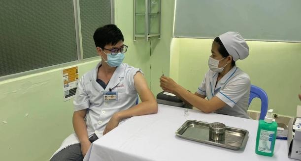Hiện nay công tác tiêm phòng dịch COVID-19 đang được tiến hành thận trọng (ảnh TL).