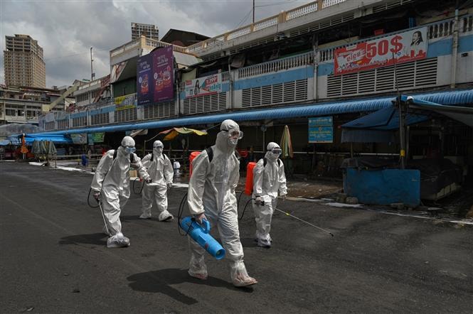 Phun thuốc khử trùng ngăn chặn sự lây lan của COVID-19 tại Phnom Penh, Campuchia, ngày 4/4/2021. Ảnh: AFP