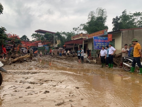 Mưa lũ đã gây thiệt hại về người và tài sản của người dân trên địa bàn tỉnh Lào Cai, rạng sáng ngày 17/4/2021. Ảnh: TTXVN