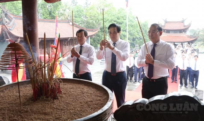 Lãnh đạo tỉnh Phú Thọ thành kính dâng hương tri ân Đức Tổ Lạc Long Quân.