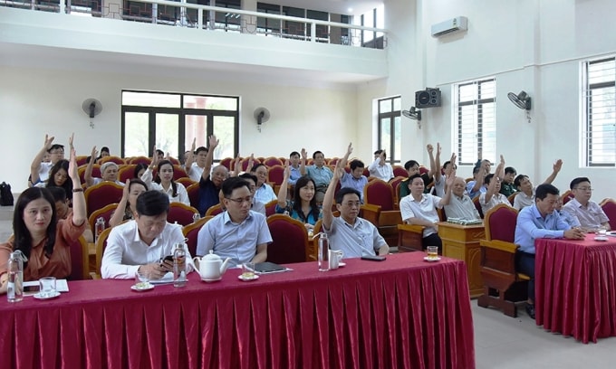 Các đại biểu biểu quyết thông qua danh sách 10 người đủ tiêu chuẩn ứng cử ĐBQH khóa XV. Ảnh BHT