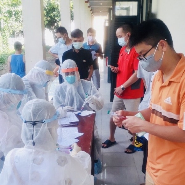 Đội xét nghiệm lưu động của tỉnh Đồng Tháp lấy mẫu xét nghiệm cho người dân