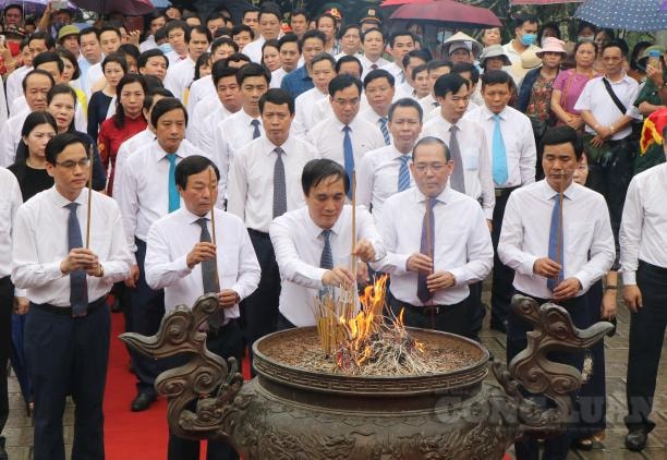 Các đại biểu dâng hương tại Đền Mẫu Âu Cơ.