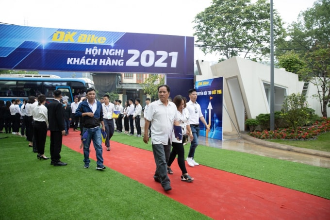 Đông đảo khách hàng đến tham dự.