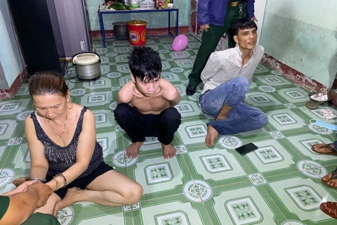 Hai mẹ con bà Lê Thị Dung và con trai Nguyễn Hùng Vĩ (cởi trần) tàng trữ ma túy đá. Ảnh: laodong.vn