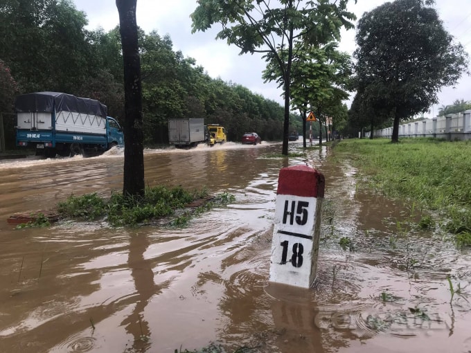 Tính tới 12 giờ trưa cùng ngày, khi trời tạnh, nước đã rút nhưng các phương tiện vẫn phải bì bõm lội qua.
