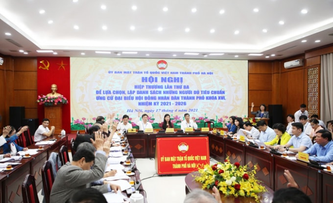 Các đại biểu tiến hành biểu quyết tại hội nghị