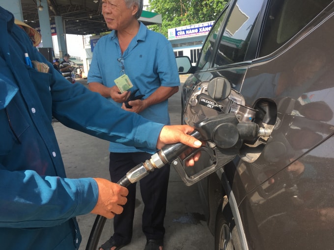 Người dân hết sức lo lắng nhưng không biết có mua nhầm xăng giả hay không?