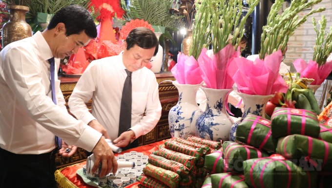 Lãnh đạo tỉnh Phú Thọ thành kính dâng rượu bánh tại Đền Mẫu Âu Cơ .