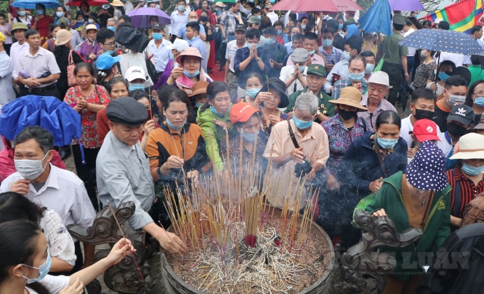 Mặc dù trời mưa nhưng người dân thập phương vẫn về đông đúc thành kính dâng hương tại Đền Mẫu Âu Cơ.