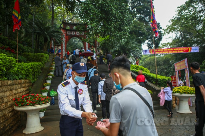 Tại lối lên khu di tích cũng được đơn vị hỗ trợ yêu cầu người dân rửa tay khi lên đền.