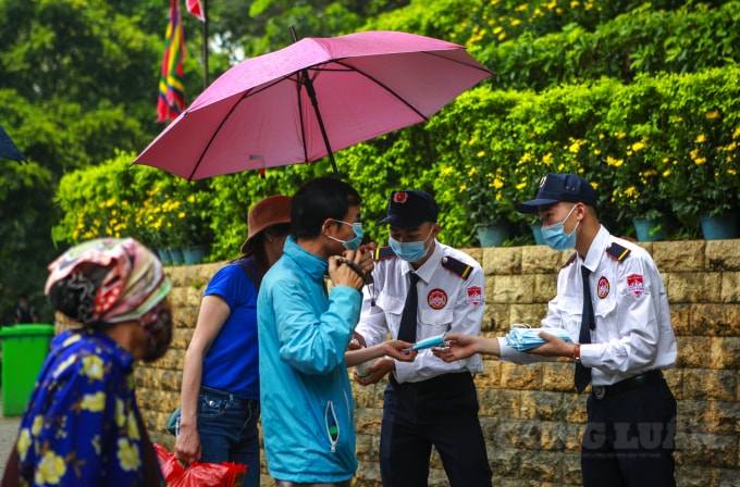 Nhiều người dân không mang khẩu trang được phát khẩu trang miễn phí.