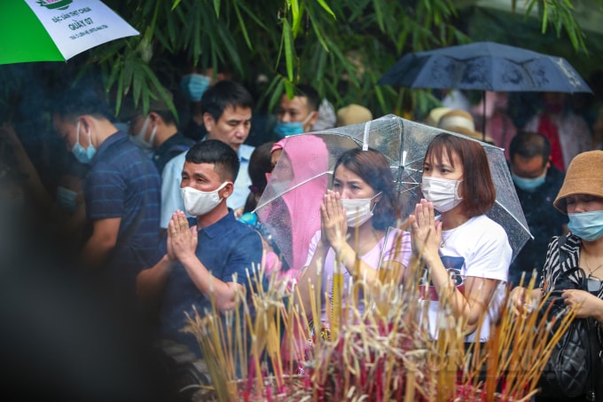 Tranh thủ dịp nghỉ lễ, chị Hoàng Nhâm Khuê ( ở Hải Dương) về đây để cầu bình an, may mắn, mọi việc được thuận buồm xuôi gió. Chị cho biết, đây là năm đầu chị về vùng đất Phú Thọ để dự chương trình giỗ tổ Hùng Vương. Trong những ngày tới, chị sẽ đi tham quan một vài nơi, thăm bà con họ hàng ở đây để chờ đến ngày hội chính 10/3.
