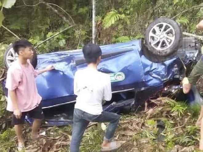 Hình ảnh xe ôtô nằm biến dạng dưới vực sâu. Ảnh: Zingnews.vn