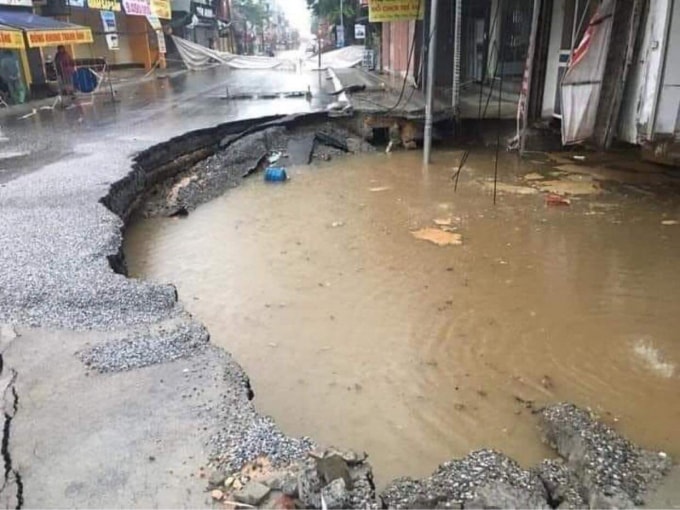 Lực lượng chức năng đã di dời khoảng 20 hộ dân đồng thời cấm các phương tiện qua lại để đảm bảo an toàn.