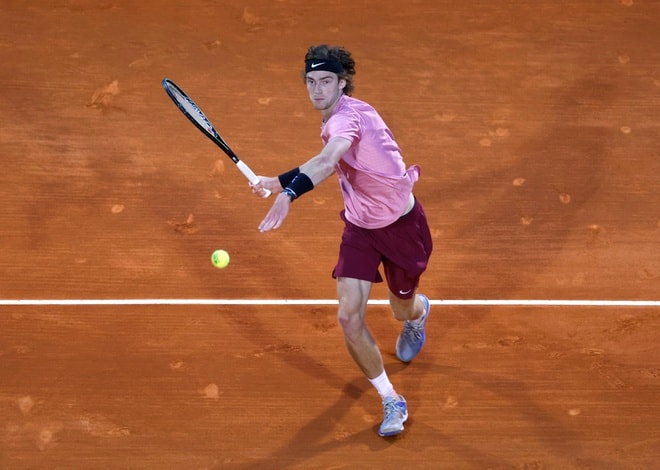 Rublev tấn công khiến Nadal rơi vào bất lực. Ảnh: Reuters