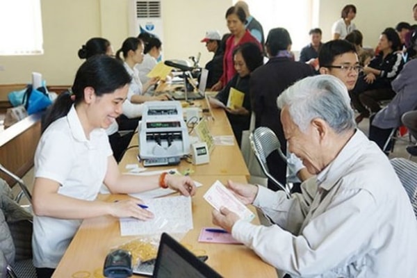 Luật BHXH hiện hành quy định điều kiện thời gian tối thiểu tham gia BHXH để được hưởng chế độ hưu trí là đủ 20 năm. Ảnh minh họa