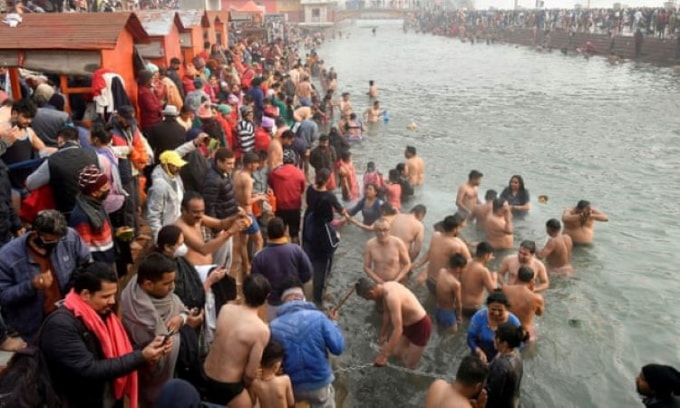 Các tín đồ theo đạo Hindu tắm trên sông Hằng vào ngày đầu tiên của lễ hội Kumbh Mela. Ảnh tư liệu: Reuters