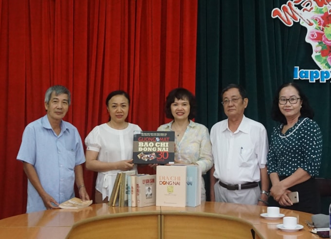 Thư viện tỉnh Đồng Nai tặng cuốn Gương mặt Báo chí Đồng Nai và một số sách báo khác cho Bảo tàng Báo chí Việt Nam